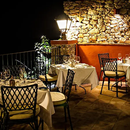 Carabeo Hotel *